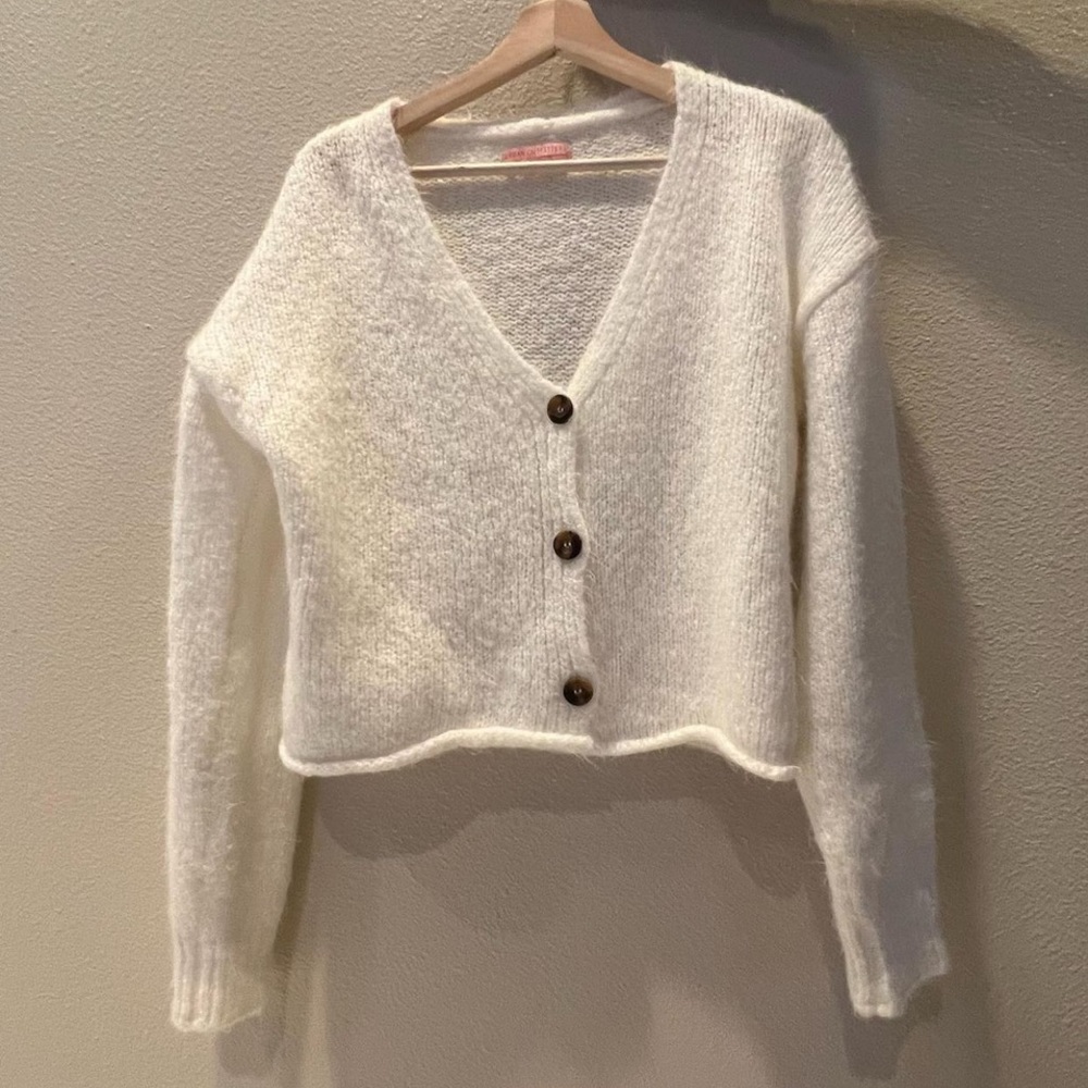 SOFT WHITE CARDIGAN